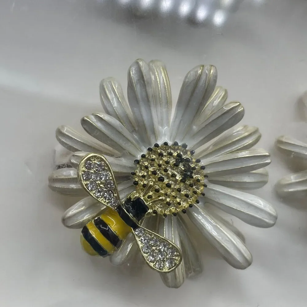 Mud Pie Gardenia Daisy Bee Napkin Rings White Gold Enamel Set of 4 Sealed Box